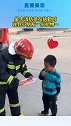 吴忠消防员收到小朋友礼物的那一刻，笑的好像一朵花～