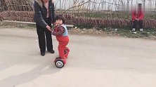 邻居家两岁宝宝玩平衡车，上坡下坡溜得很，穿尿不湿的真惹不起啦