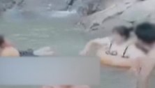 5人溪边躲雨全部被水冲走 生前嬉水画面曝光
