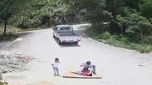 江西赣州：孩子马路上捉迷藏被车压伤，肇事者竟是亲生父亲