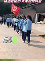 四川乐山：学生们参加徒步拉练活动，路遇老奶奶，大家纷纷问好！