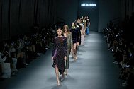 极致绽放 RUE AGTHONIS 2021春夏系列优雅登陆上海时装周