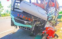 印尼公交乘客抢方向盘致连环车祸 致12死45伤