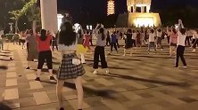 爆笑：妹子放弃蹦迪来跳广场舞了，怕是想收心找个人嫁了吧
