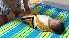 奶奶真能折腾小宝宝，这天都已经这么热了，还把宝宝裹成这样！