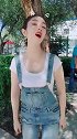 新疆姑娘本来就可爱，表演的“学猫叫”更是可爱到不行！