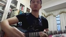 眼镜男弹奏吉他