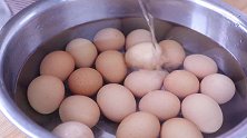 腌鸡蛋，有人加盐水，有人加料汁，都不对，新做法保证个个流油