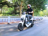 电动车低速行驶就满电，但是一加速就掉2格电，到底是什么原因？
