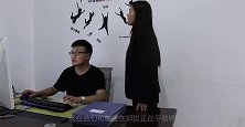 女孩偶遇前男友当农民工，好心帮助他，没料前男友已成公司董事长