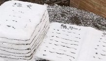 河南焦作：学生花1小时用雪堆出一摞课本试卷