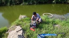 小强抽水灌溉玉米还能捕鱼，顶着大太阳也值了，一举两得的事