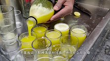 大叔挑着扁担卖“糖水”，一杯3块钱，这种售卖方式太新奇