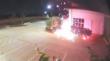 美国青年把烟花塞马桶炸厕所 爆炸瞬间火花四溅