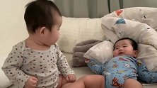 7个月大的双胞胎弟弟超蛮横，上一秒撩人玩，下一秒用脚踹