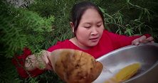 胖妹自创炸酱金丝面，拿着奶奶的啥美食作配料，奶奶三碗不够吃