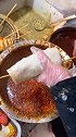 小饼卷面筋和烤肠，再刷上足足的调料，这就是最好的美食！