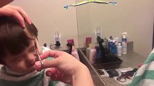 爸爸给小宝宝剪头发，小宝宝立马用眼神示意：剪的不帅你就惨了