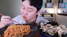 韩国屋塔房熊欧巴吃火鸡饺子火鸡面，吃的好欢快！