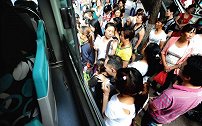公交车人挤人没有处分和罚款，私家车抱孩子就算超载，合理吗