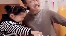 爸爸玩手机上瘾，看女儿怎么治他，你们忍住别笑