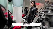 陈梦亮相F1解锁新造型，黑皮衣配银框眼镜化身酷飒拽姐，美出新高度