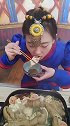 蒙古姑娘吃晚饭，一桌子大鱼大肉，看着太有食欲了