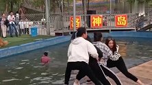 这位美女玩摇桥节奏掌控的挺好，可还是失误了，落水姿势让人心疼