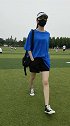 孔雀蓝短袖+黑色短裤，时尚大气，姑娘穿出了自己的风格