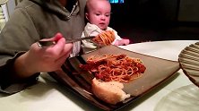 宝宝看见妈妈吃意大利面，馋的不行，抓不到急得直拍桌子，太逗了