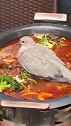 这鸽子是要给我们加餐？吃着吃着它自己就飞进锅里了！