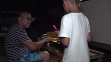 无聊老爸观察8岁儿子用15分钟搭讪女生