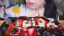 妹子吃抹茶千层蛋糕，淋上草莓酱，看着真有胃口