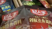 云南昆明：女子买火锅底料，两个不同生产日期