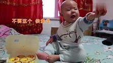 这么好吃的蛋挞，宝宝竟然不喜欢，哥哥在一旁都等不及了