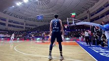 胡明轩底角一米开外没人防守 任骏飞见状精准制导助攻三分