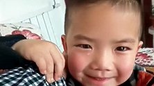孩子自己摔了一跤，怕舅舅担心自己，哭着扮鬼脸哄舅舅开心