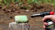 巨型冰块VS1000℃喷火枪，会发生什么？看完让人大开眼界！
