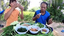 两口子干完农活在田埂边吃午饭，用米饭就着肉末汤和青菜一起吃