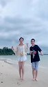 两位活泼好动的小姐姐，样子看着元气满满的十分可爱