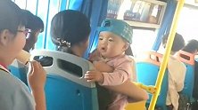 公车上拍下这一幕，后面的小姐姐，你看把小宝宝馋的，简直太坏啦