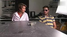 慢镜头砸碎通电的灯泡