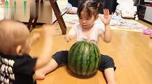 姐弟俩抢一个大西瓜，这两个娃傻傻的模样，实在有意思了