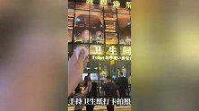 敦煌一厕所走红游客手持卫生纸打卡，从外观来看仿佛写字楼一般，颇具几分高级感
