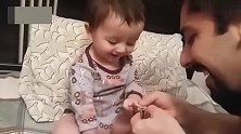 妈妈给宝宝剪指甲，小宝宝很调皮，表情太萌了！