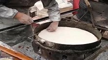 河南街头大叔做的烙饼，这样的环境卫生，你会吃吗