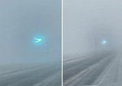 美国：明尼苏达州遭遇强降雪，路旁电线出故障闪出吓人火花