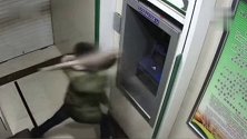 黑龙江一樵夫半夜持斧头猛砍ATM机：梦见保安打我