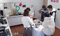 阚清子和焦俊艳真是相见恨晚啊，一开口就停不下来