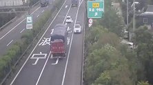 沈海高速：危险！高速路上逆行 小伙：被炒鱿鱼了 想散散心